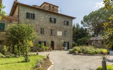 Villa con annessi e terreno