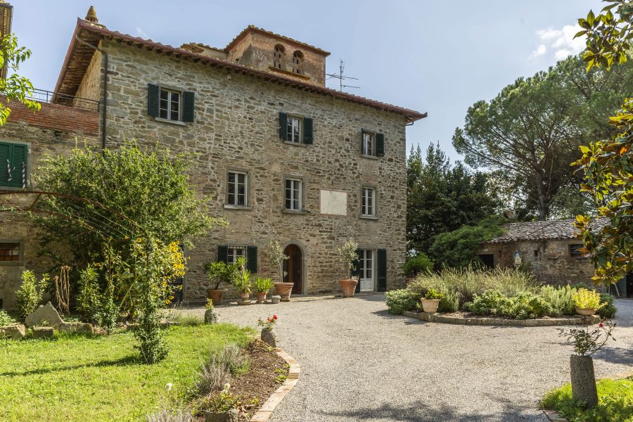 Villa con annessi e terreno