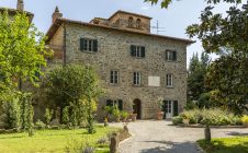 Villa con annessi e terreno