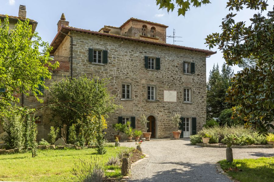 Villa con annessi e terreno