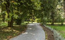 Villa con annessi e terreno