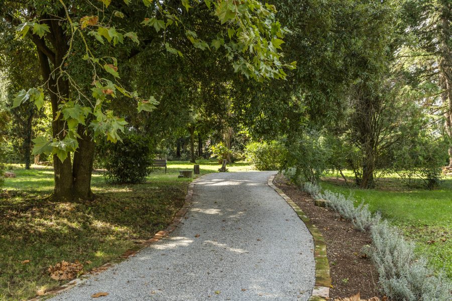 Villa con annessi e terreno