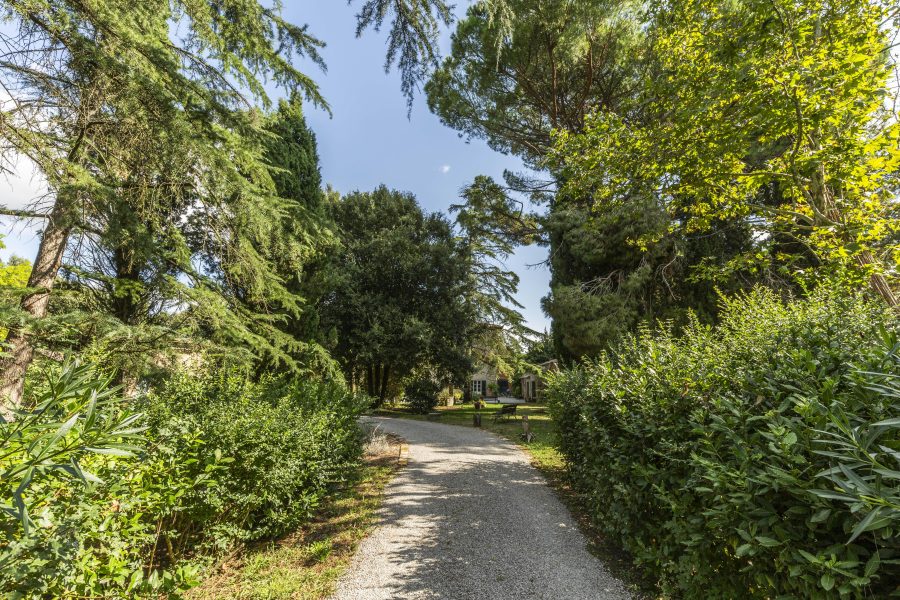 Villa con annessi e terreno