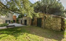 Villa con annessi e terreno
