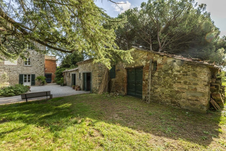 Villa con annessi e terreno