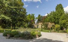 Villa con annessi e terreno