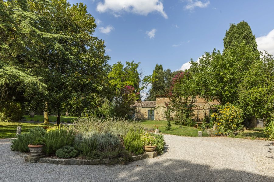 Villa con annessi e terreno