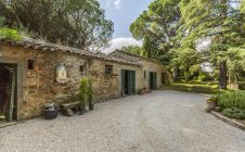 Villa con annessi e terreno