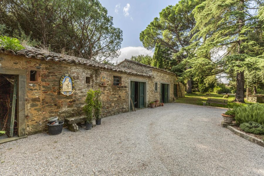 Villa con annessi e terreno
