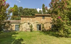 Villa con annessi e terreno