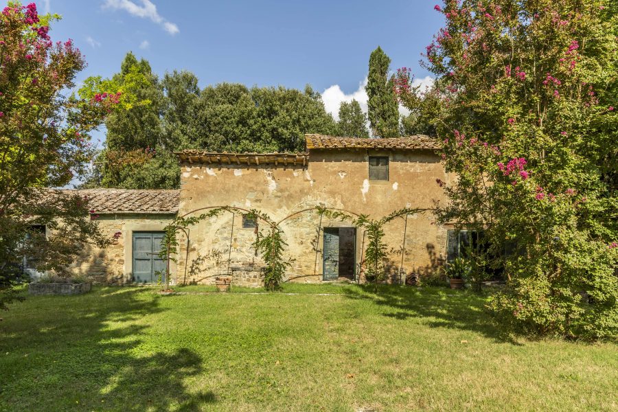 Villa con annessi e terreno
