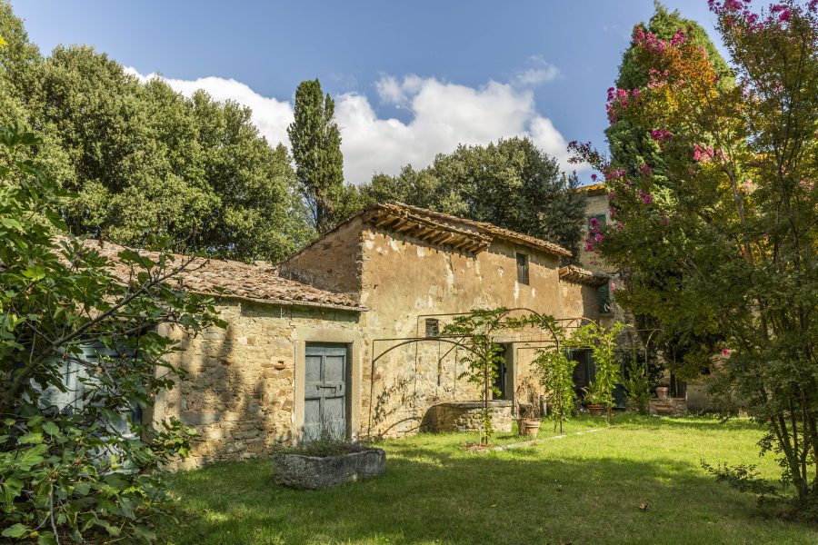 Villa con annessi e terreno