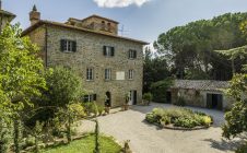Villa con annessi e terreno