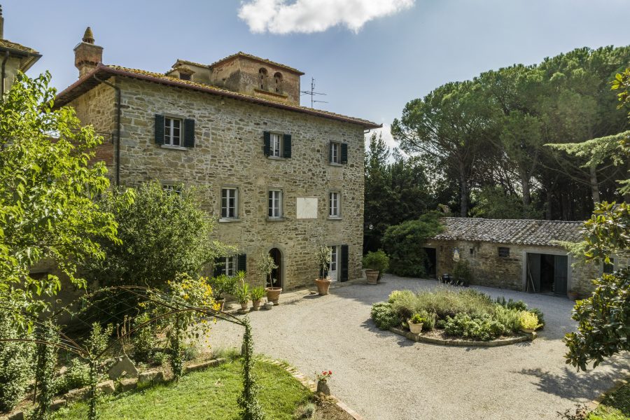 Villa con annessi e terreno