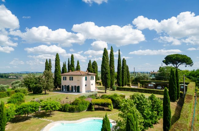 Detached villa with swimming pool and garden