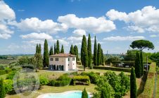 Detached villa with swimming pool and garden