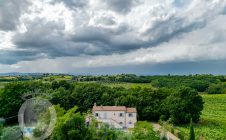 Casolare con piscina e giardino