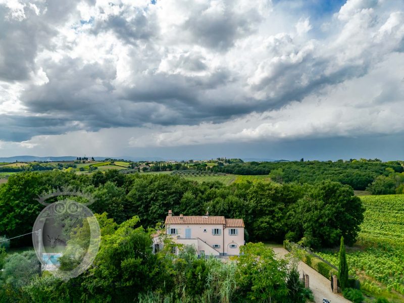 Casolare con piscina e giardino