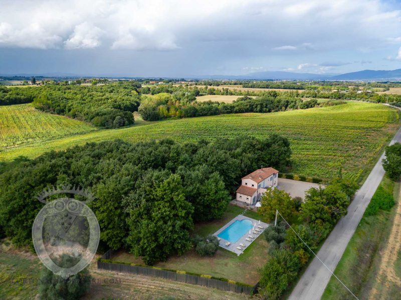 Casolare con piscina e giardino