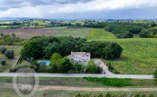 Casolare con piscina e giardino