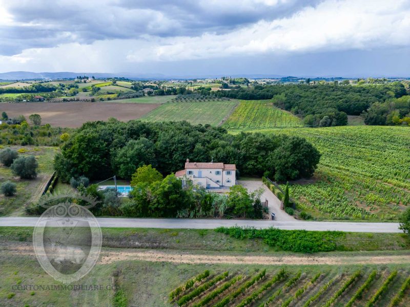 Casolare con piscina e giardino