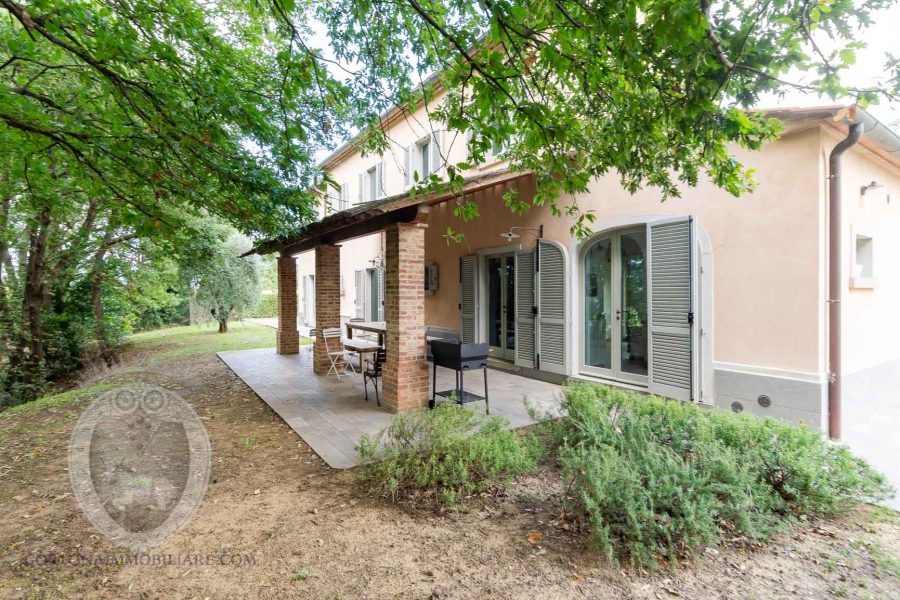 Farmhouse with swimming pool and garden