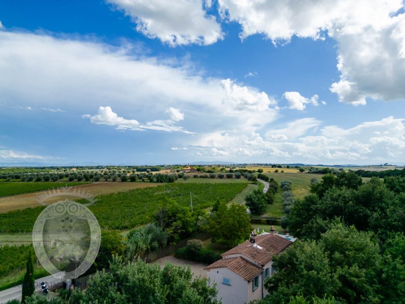 Casolare con piscina e giardino