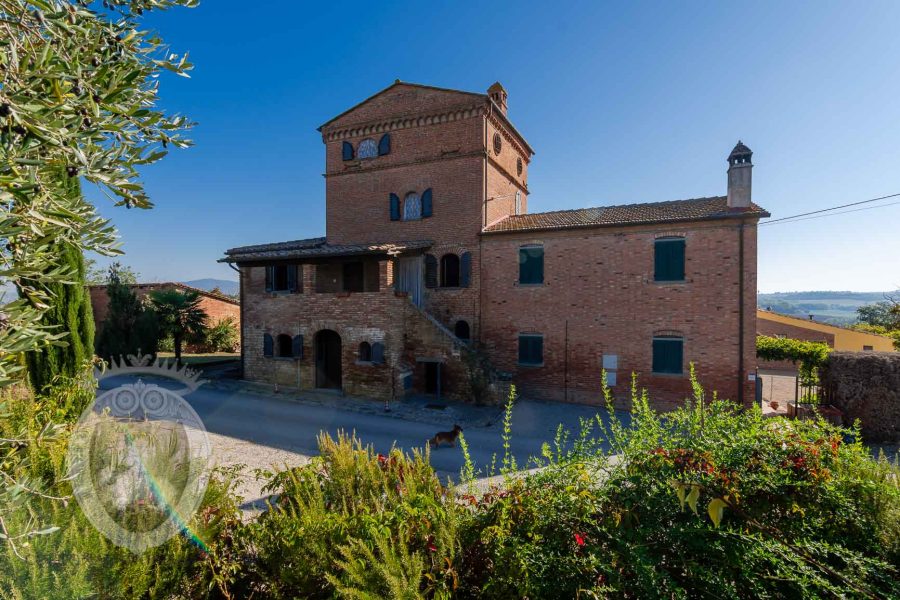 Colonica con giardino e annesso