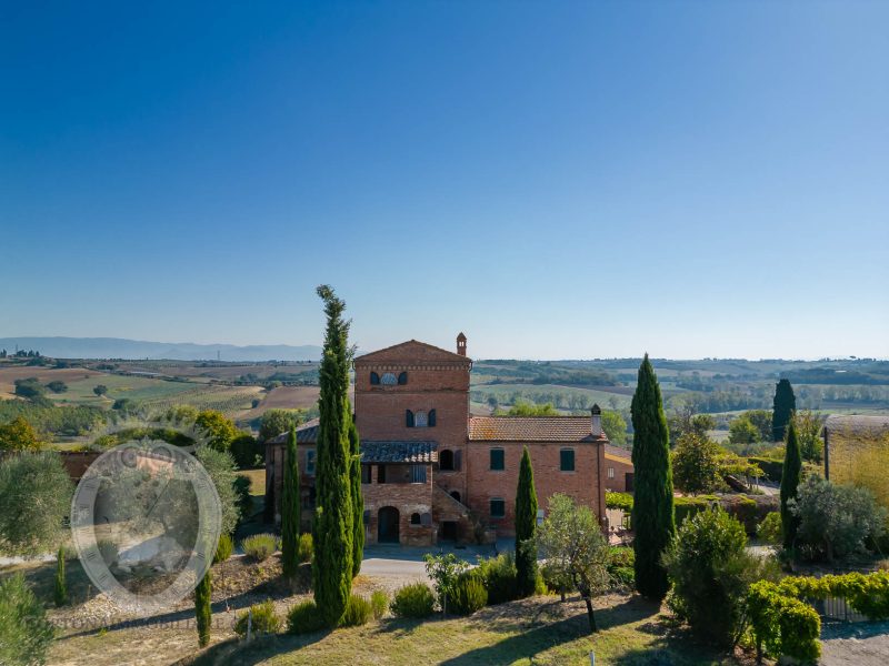 Colonica con giardino e annesso