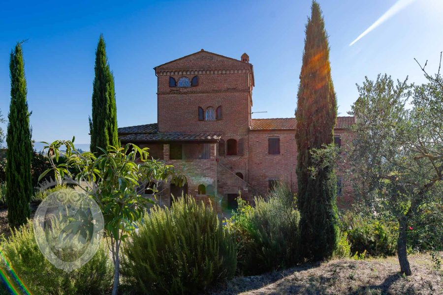 Colonica con giardino e annesso