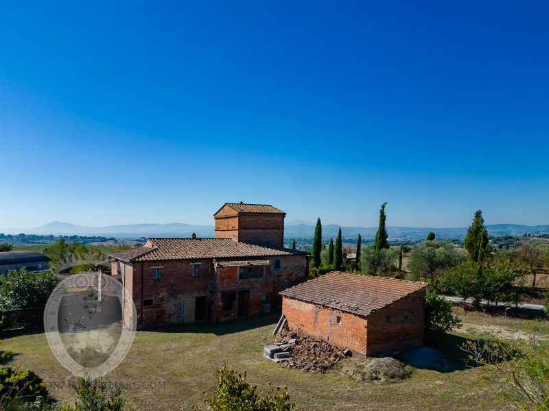 Colonica con giardino e annesso