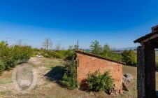 Colonica con giardino e annesso