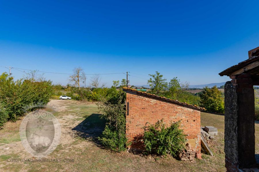 Colonica con giardino e annesso