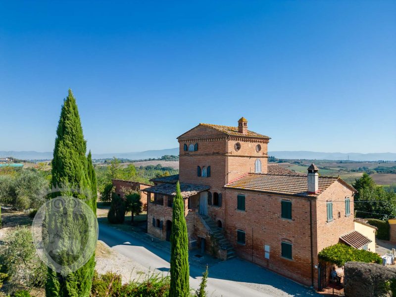 Colonica con giardino e annesso