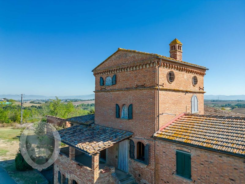 Colonica con giardino e annesso