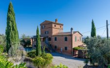 Colonica con giardino e annesso