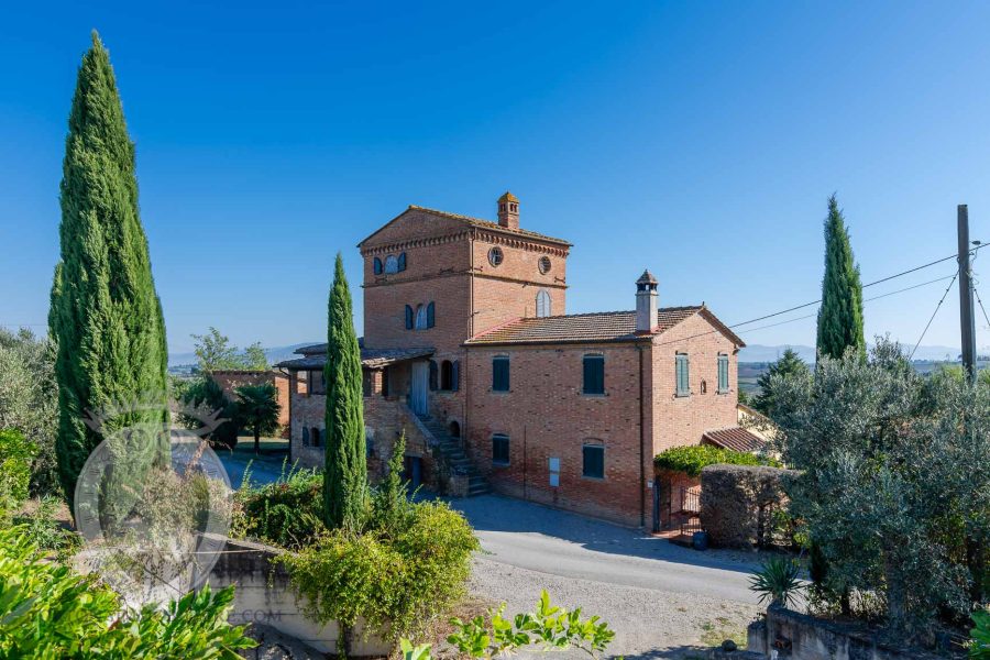 Colonica con giardino e annesso