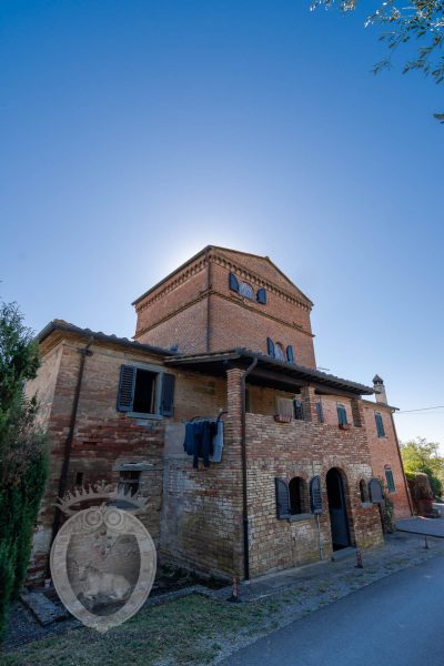 Colonica con giardino e annesso