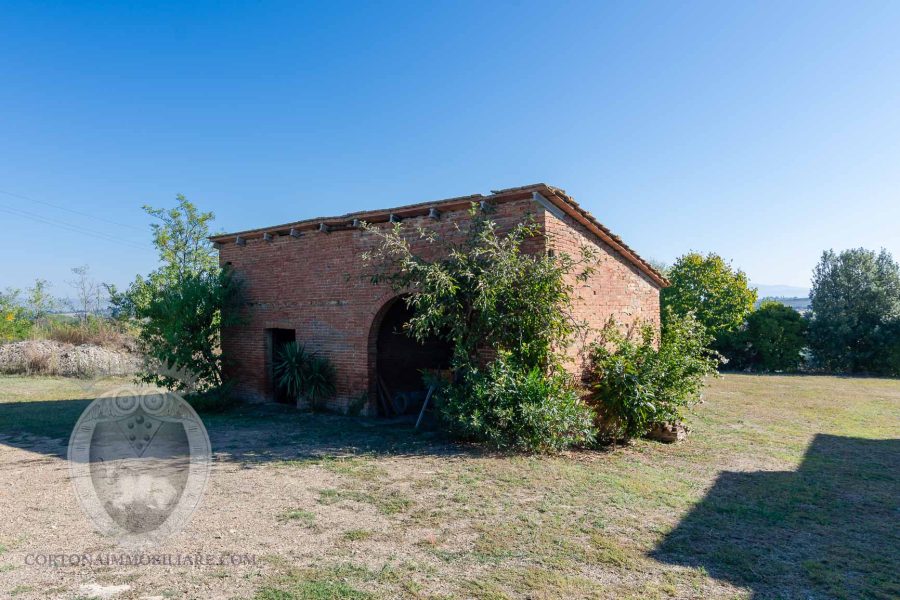 Colonica con giardino e annesso