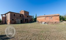 Colonica con giardino e annesso