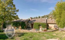 Casale con piscina giardino e terreno
