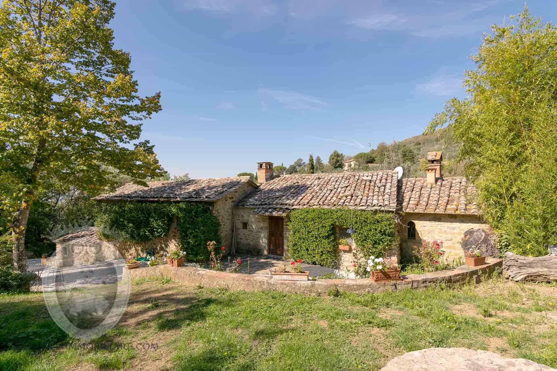 Casale con piscina giardino e terreno