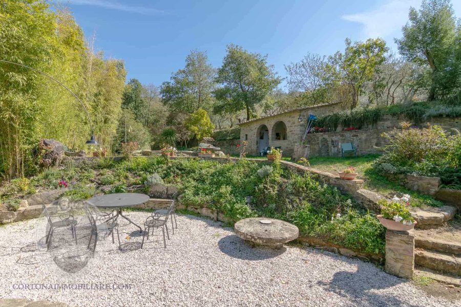 Casale con piscina giardino e terreno