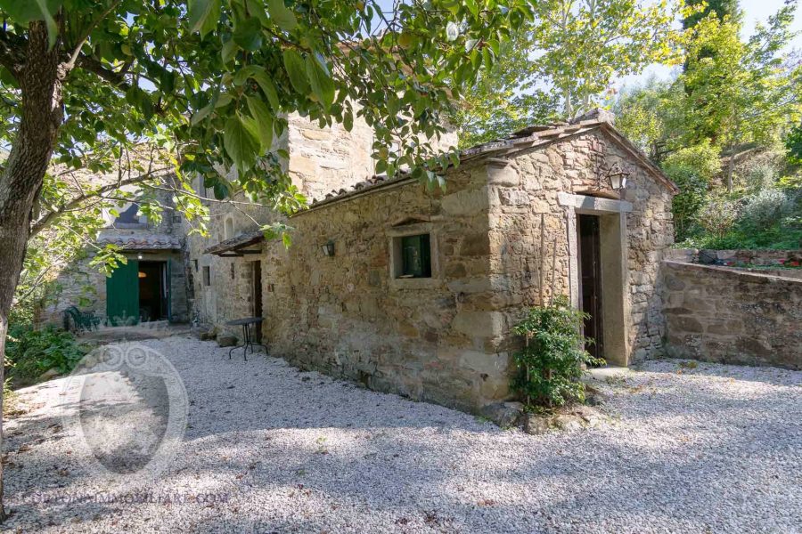 Casale con piscina giardino e terreno