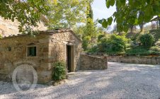 Casale con piscina giardino e terreno