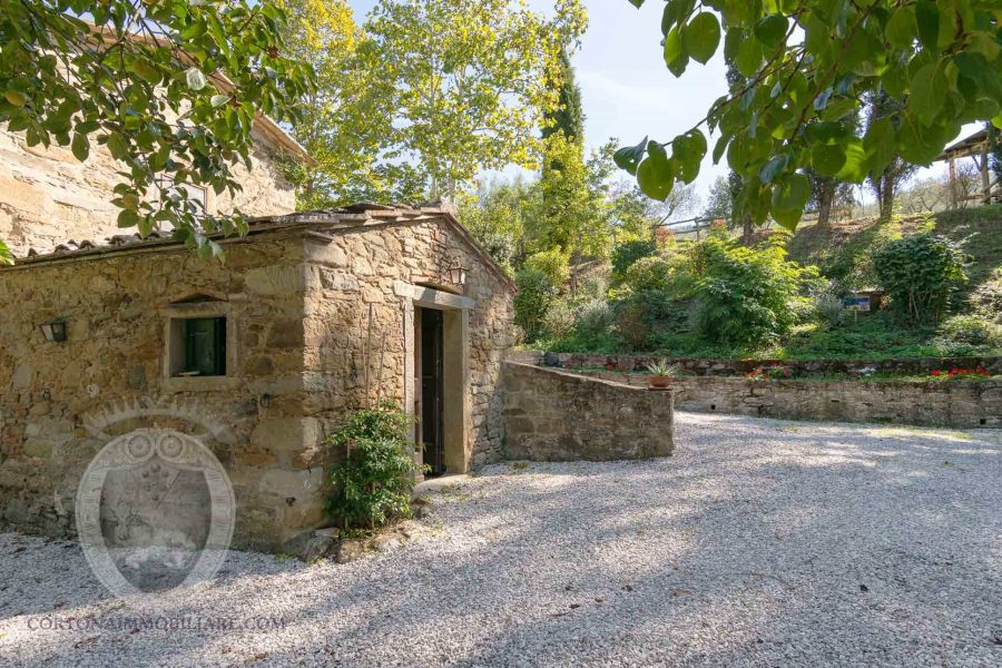 Casale con piscina giardino e terreno