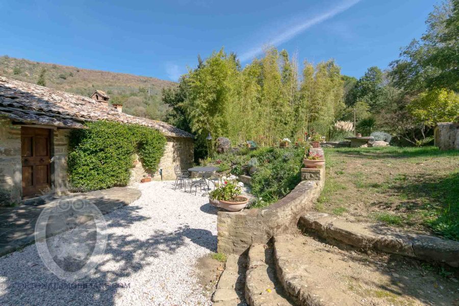 Casale con piscina giardino e terreno