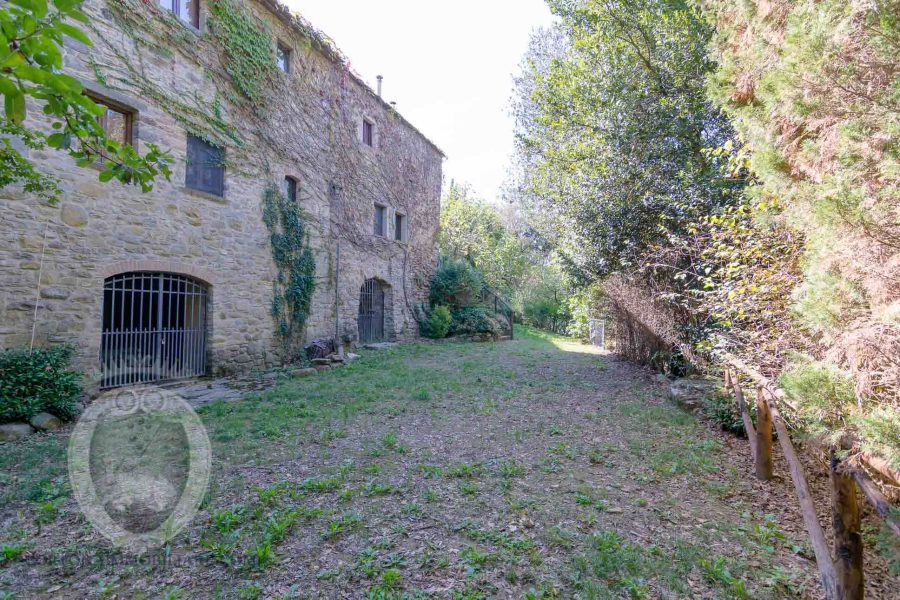 Farmhouse with swimming pool garden and land