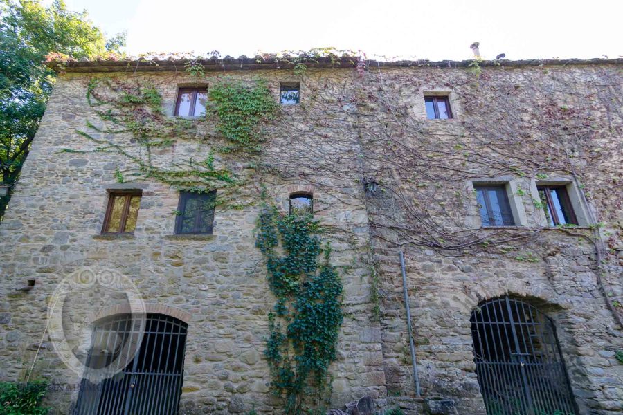 Casale con piscina giardino e terreno