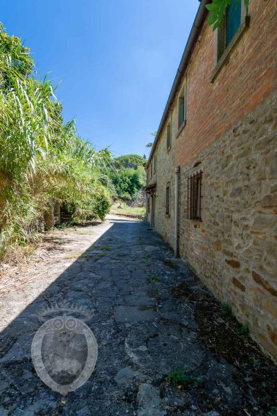 Casale con giardino e dependance